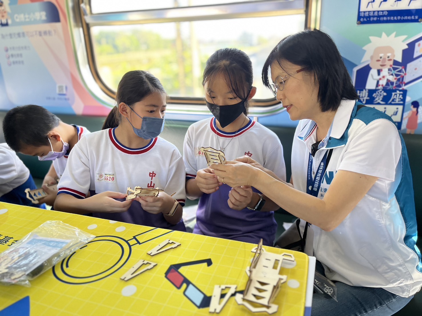 友達永續(xù)基金會執(zhí)行長古秀華及同仁親自擔任科普列車志工，帶領師生們動手做科學，傳遞能源科普知識，讓科學教育向下紮根