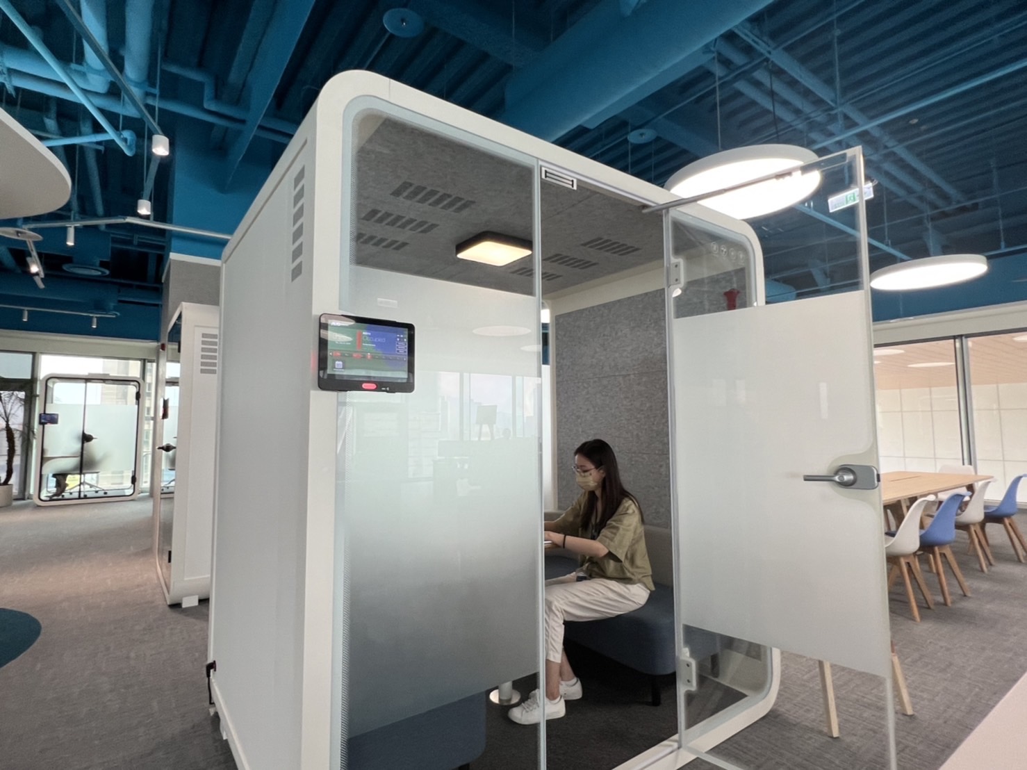 友達(dá)高雄據(jù)點(diǎn)的智慧行動(dòng)辦公艙，展現(xiàn)友達(dá)在面板以外的研發(fā)應(yīng)用軟實(shí)力