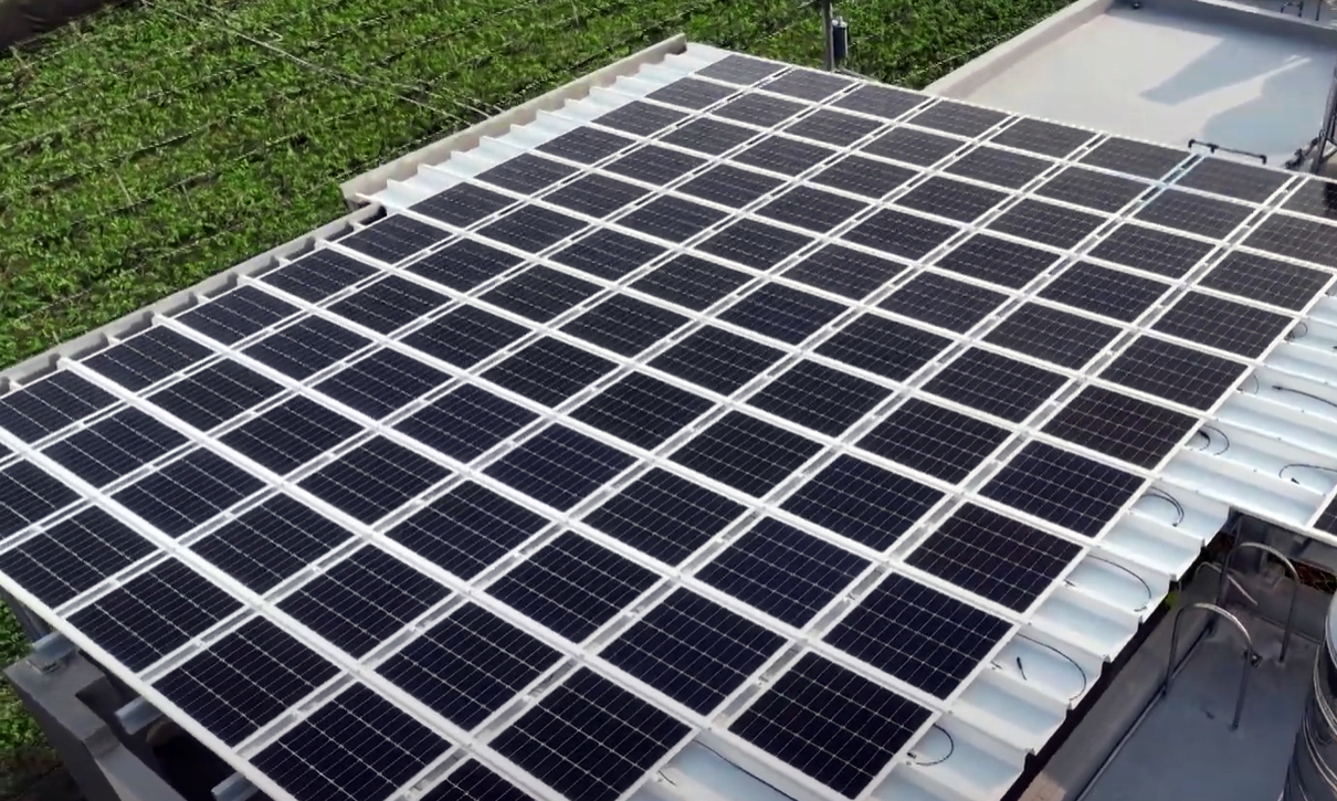 申博太陽城SunSteel光電浪板升級雙玻結(jié)構(gòu)，以提升機械負載強度及氣候耐候度，可廣泛運用于多元場域