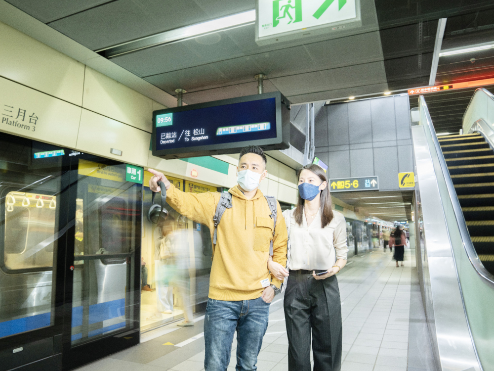 友達(dá)旗下達(dá)擎之客製化TARTAN顯示器  ，於臺(tái)北捷運(yùn)中山站亮相。以獨(dú)特長(zhǎng)條型比例與高畫(huà)質(zhì)特色 ，為臺(tái)北捷運(yùn)站帶來(lái)嶄新的都會(huì)車(chē)站風(fēng)貌