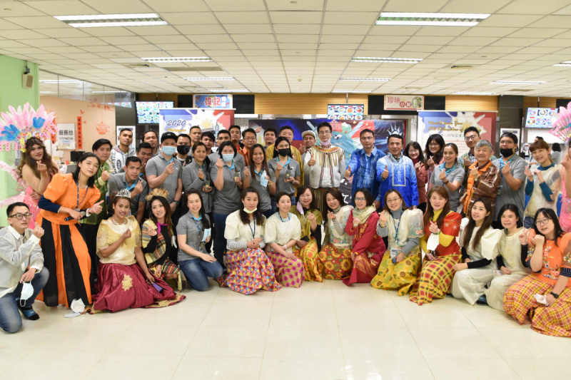 友達(dá)推動「安心、創(chuàng)新、用心、同心、盡心」五星職旅，為菲籍員工打造全方位照護(hù)，首度贏得「人權(quán)實踐與發(fā)展領(lǐng)袖獎」殊榮