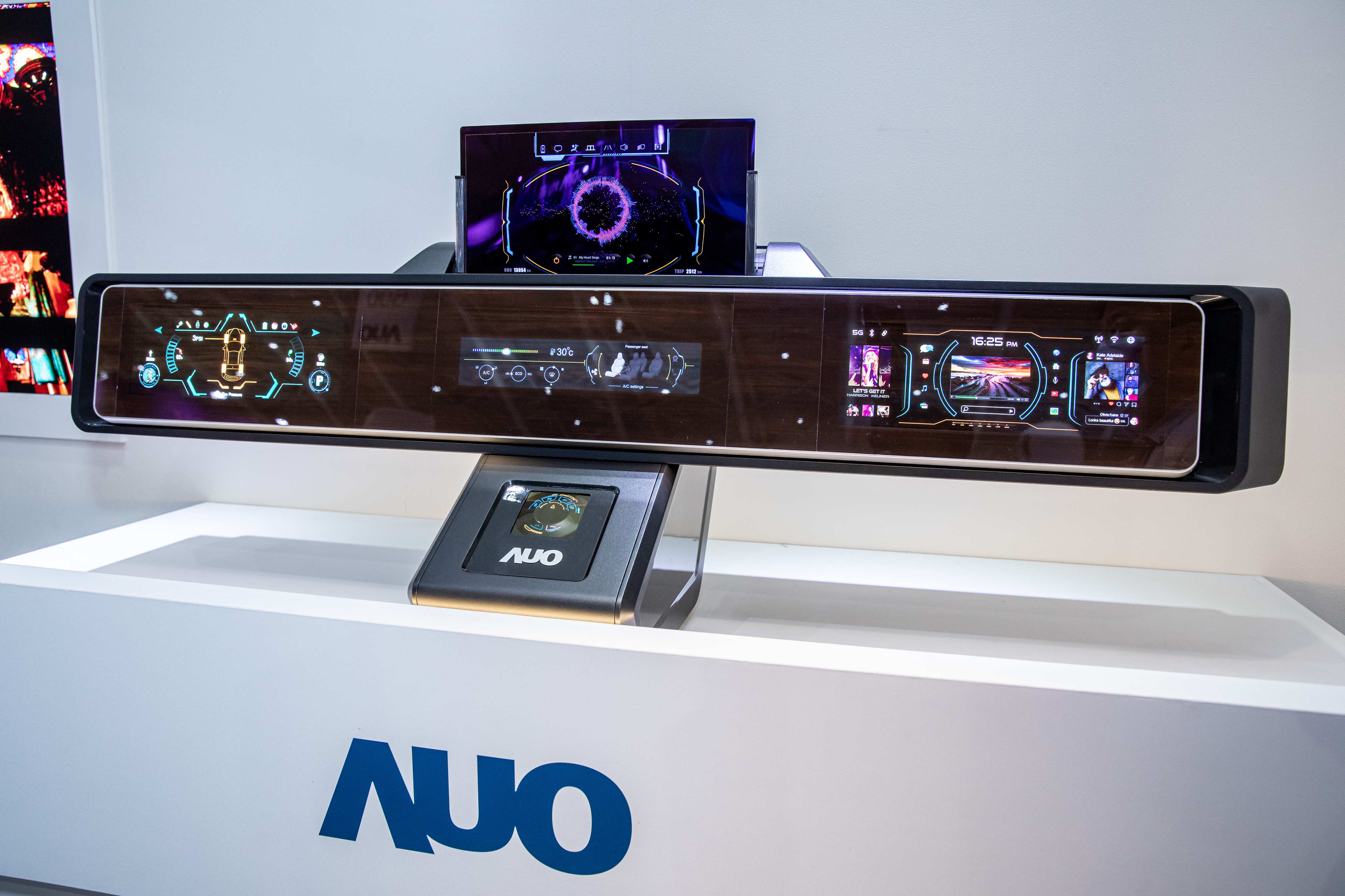 友達(dá)可捲式Micro LED顯示器導(dǎo)入智慧車艙設(shè)計(jì)，能夠流暢地展開(kāi)與捲收，讓車艙擁有更多的空間運(yùn)用彈性，完整發(fā)揮Micro LED可撓可彎曲的優(yōu)勢(shì)特性