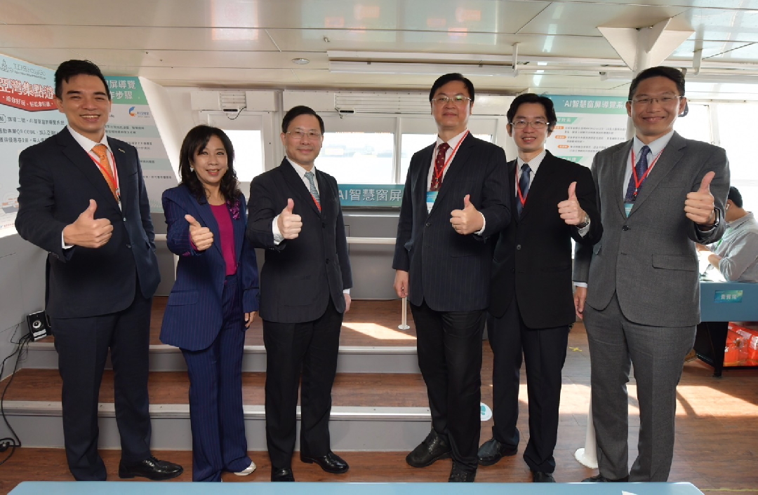 由經(jīng)濟(jì)部技術(shù)處指導(dǎo)推動，透過友達(dá)光電 、工業(yè)技術(shù)研究院與船舶中心三方合作，於高雄亞灣智慧渡輪率先導(dǎo)入最新Micro LED透明顯示器屏今(22)日啟用(左起友達(dá)光電營運(yùn)長暨總經(jīng)理柯富仁  、高輪公司董事長黃淑美、經(jīng)濟(jì)部次長林全能、高雄市副市長羅達(dá)生 、經(jīng)濟(jì)部技術(shù)處科長張能凱 、工研院電光系統(tǒng)所副所長李正中)