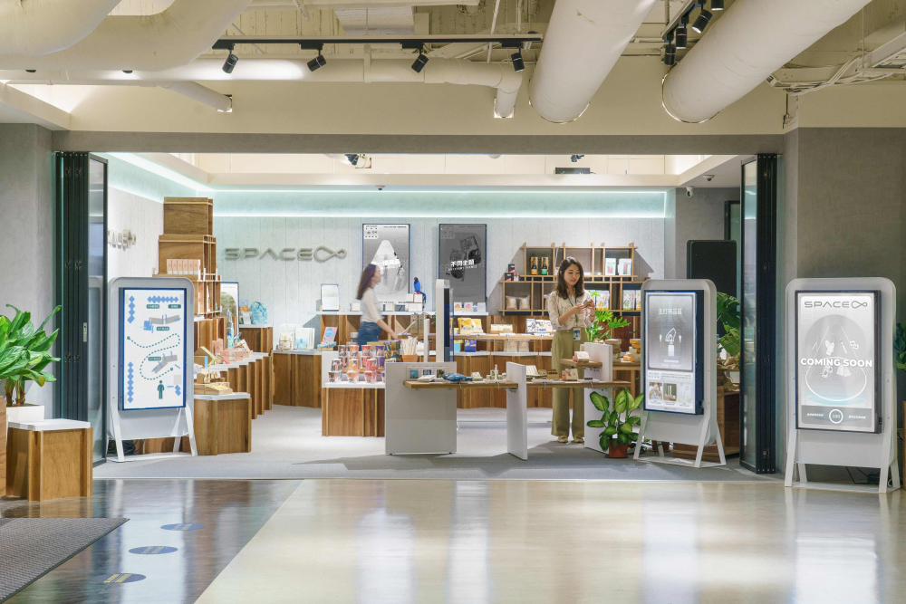 友達(dá)打造永續(xù)選物商店，展示社企及社創(chuàng)商品，結(jié)合創(chuàng)利空間所開發(fā)的智慧零售系統(tǒng)，整合多元產(chǎn)品資訊，讓無人商店扮演公益行動(dòng)的推手