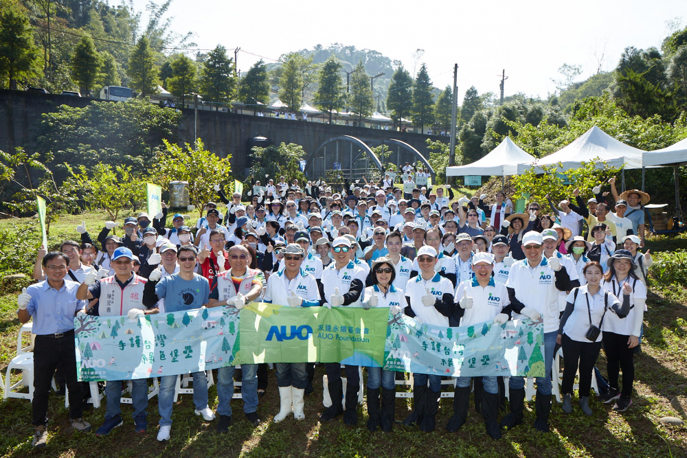 友達永續(xù)基金會集結(jié)超過200位志工，攜手移除外來入侵種小花蔓澤蘭，守護霄裡溪生物多樣性