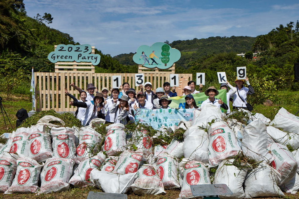 友達集結(jié)超過200位志工，攜手移除高達1311公斤的外來入侵種「小花蔓澤蘭」