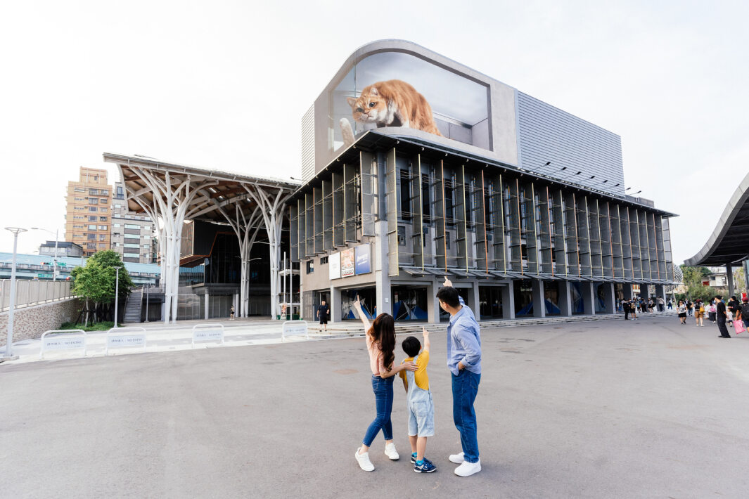 申博太陽城打造全臺最大戶外裸視3D LED弧形螢?zāi)?，將超立體的軟萌胖橘貓動畫活躍于頂樓外墻