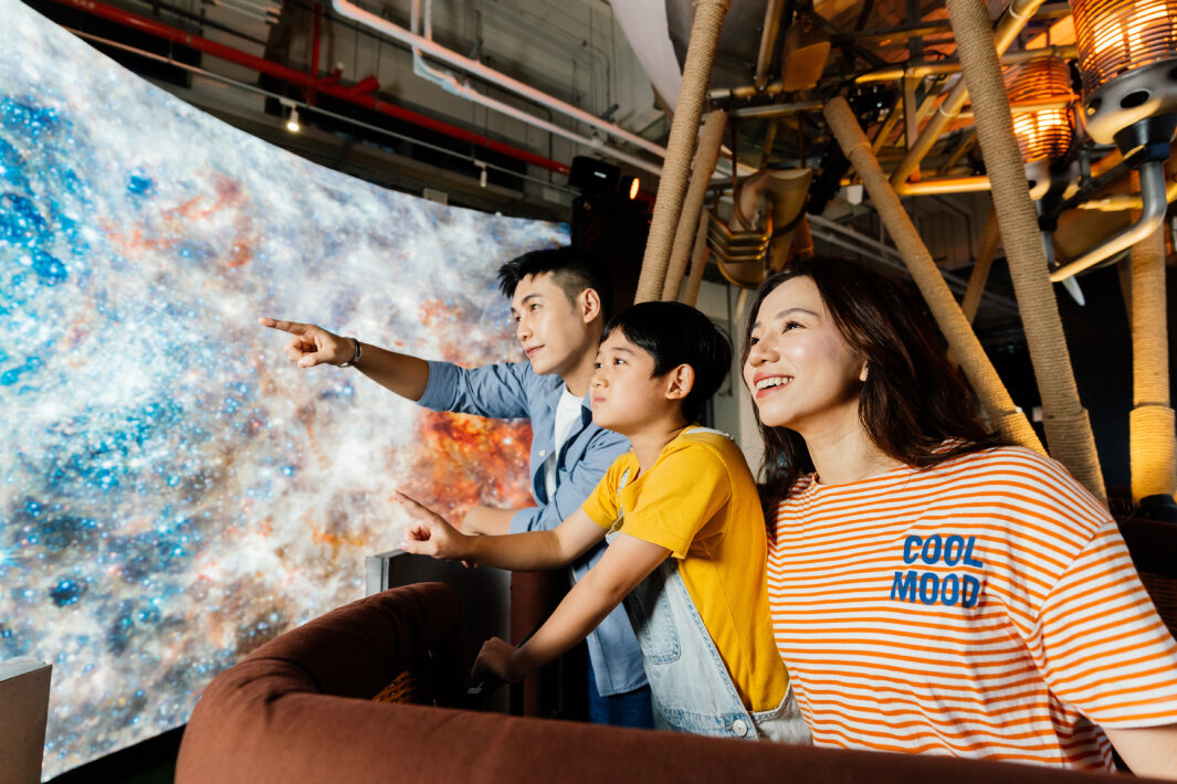 申博太陽城打造全臺最大寬6公尺、高4公尺、唯一搭載LED弧形拼接顯示屏的動感飛行船，讓乘客駐足在熱氣球上，享受身歷其境的偽出國旅游樂趣