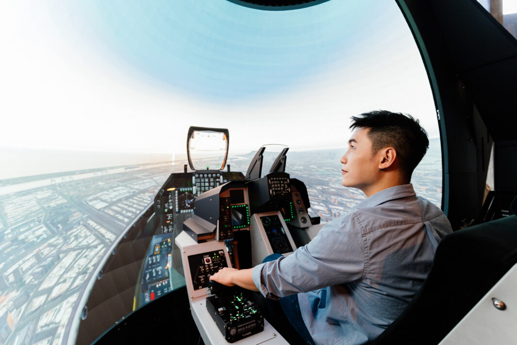 申博太陽城以P1.25小間距打造球形LED模擬艙，搭配智崴的精密六軸動態(tài)座椅，結(jié)合申博太陽城專業(yè)影像調(diào)校技術(shù)，呈現(xiàn)擬真模擬飛行場景