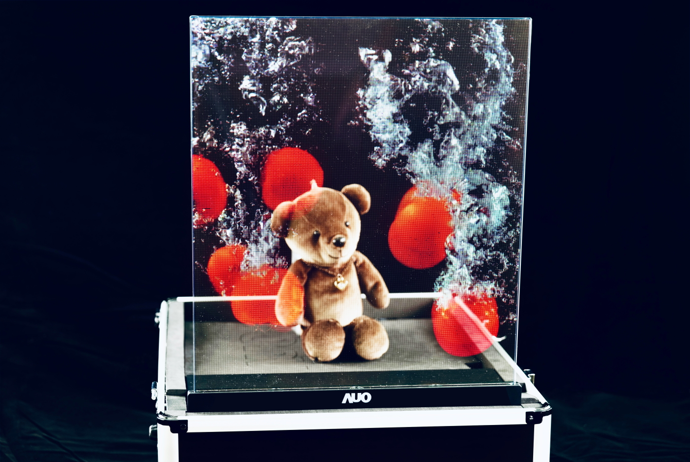 友達(dá)領(lǐng)先研發(fā)Micro LED透明顯示器，具備高穿透、低繞射、高亮度、可拼接之特性，可應(yīng)用於智慧移動(dòng)、智慧零售、商業(yè)展示等多元場(chǎng)域