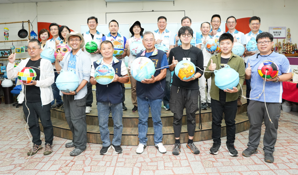 友達光電暨友達永續(xù)基金會董事長彭雙浪與農業(yè)部林業(yè)及自然保育署新竹分署夏分署長、供應商夥伴、在地鄰里協(xié)會、社企團體，以循環(huán)再生的海廢浮球倡議從源頭減廢，為地球移除塑膠垃圾，共同「手」護臺灣美麗海岸