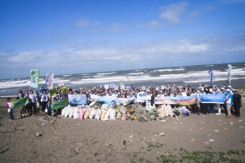 友達永續(xù)基金會召集企業(yè)志工、產官學和供應商夥伴，在苗栗後龍外埔魚港1340保安林海岸淨攤，齊心協(xié)力清除1.2公噸海洋廢棄物，以行動實踐對環(huán)境友善的承諾