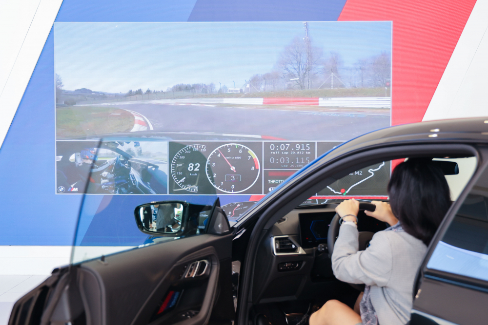 顧客按下虛擬Engine Start按鈕，啟動(dòng)預(yù)選車(chē)款的引擎聲浪，螢?zāi)煌瑫r(shí)呈現(xiàn)德國(guó)紐柏林賽道的試駕畫(huà)面，坐進(jìn)車(chē)內(nèi)一秒化身駕駛員馳騁奔騰