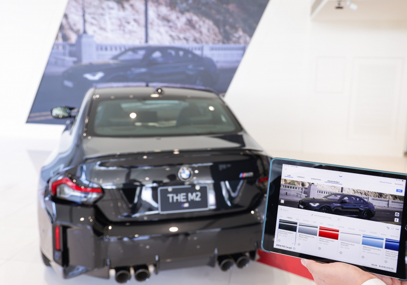 賞車(chē)介面即時(shí)投放到LED牆上，顧客可即時(shí)更換車(chē)輛內(nèi)裝、零件選配與車(chē)款配色，提供近乎與實(shí)車(chē)等比例的沉浸式無(wú)死角虛擬賞車(chē)體驗(yàn)