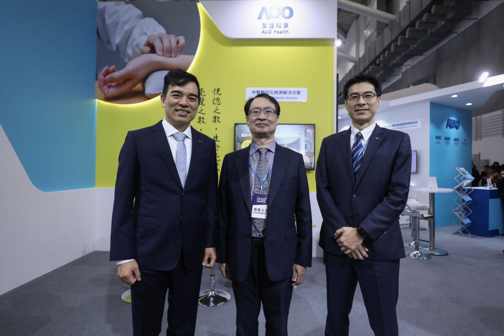 首次於醫(yī)療科技展亮相的友達(dá)耘康，捐贈(zèng)數(shù)位化檢測(cè)設(shè)備與研究經(jīng)費(fèi)，協(xié)助衛(wèi)福部國(guó)家中醫(yī)藥研究所打造中醫(yī)大數(shù)據(jù)資料庫(kù)。圖由左至右為友達(dá)光電執(zhí)行長(zhǎng)暨總經(jīng)理柯富仁、衛(wèi)福部國(guó)家中醫(yī)藥研究所所長(zhǎng)蘇奕彰、友達(dá)光電智慧醫(yī)療事業(yè)群總經(jīng)理廖世宏