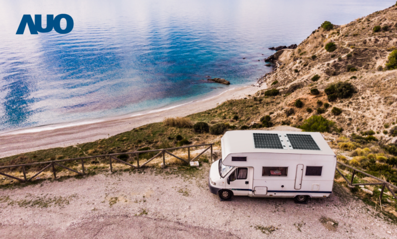 「可撓輕量化太陽光電板SunCurva」使用輕量特殊耐候型複合板取代傳統(tǒng)太陽能板的玻璃前板，不僅降低70%重量，每米平方僅3Kg；具有抗衝擊性能及通過電磁相容性測試，可應(yīng)用於交通運輸工具，如露營車、遊艇等