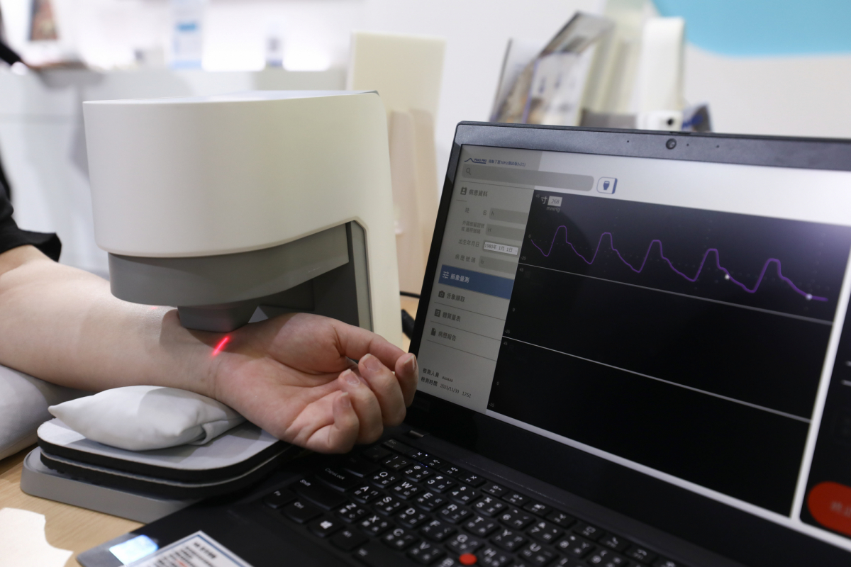 友達(dá)耘康脈象檢測(cè)系統(tǒng)透過電腦精準(zhǔn)控制升降系統(tǒng)，還原中醫(yī)師三指把脈過程的舉、按、尋手法，將脈象感受轉(zhuǎn)化成數(shù)據(jù)，實(shí)現(xiàn)智慧醫(yī)療及準(zhǔn)確性