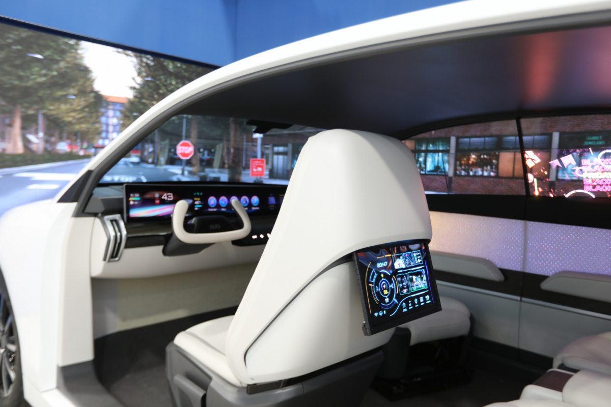 申博太陽(yáng)城的「可卷式后座娛樂(lè)顯示器」加強(qiáng)后座乘客的感官體驗(yàn)，并保有個(gè)性化設(shè)計(jì)，可依使用偏好進(jìn)行動(dòng)態(tài)調(diào)整。