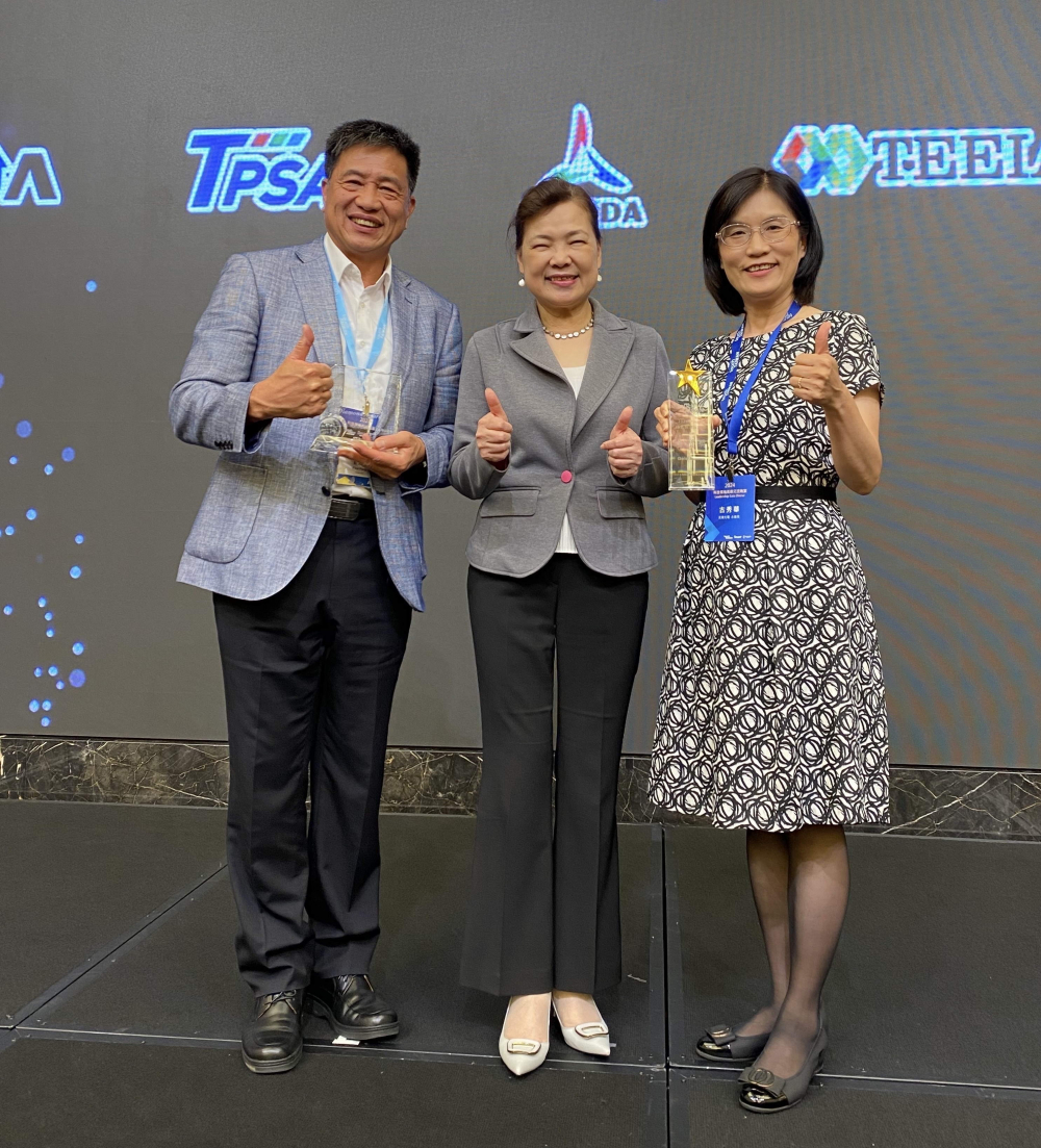 友達(dá)致力推動永續(xù)發(fā)展，於Touch Taiwan2024以3R策略貫穿Display、ESG展位實現(xiàn)綠色展覽目標(biāo)之成果，Display展位獲綠色裝潢設(shè)計鑽質(zhì)獎最高榮譽(yù)，ESG同獲金質(zhì)獎殊榮。由經(jīng)濟(jì)部長王美花（中）親自頒予友達(dá)光電董事長彭雙浪（左）、友達(dá)光電永續(xù)長古秀華（右）