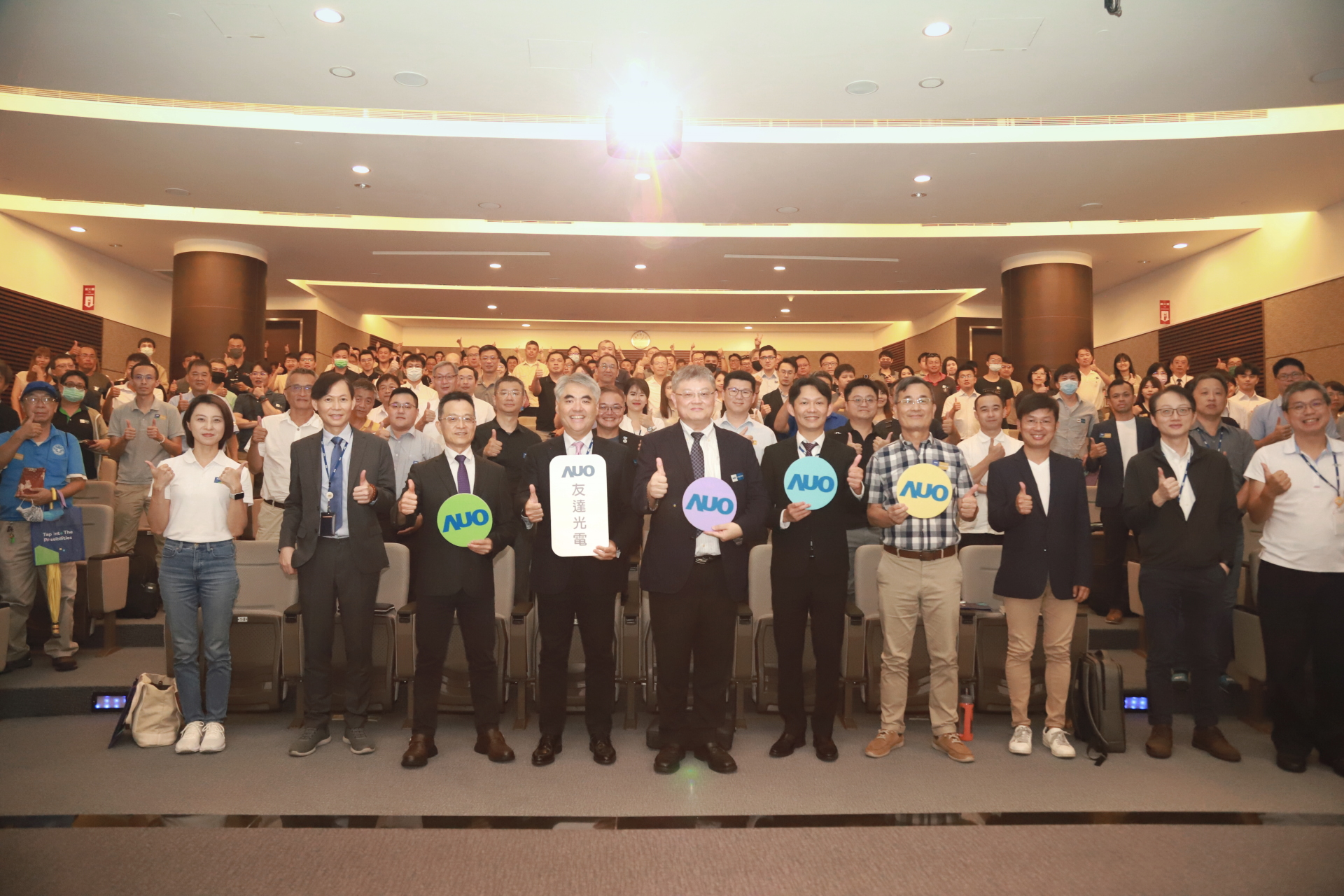 友達光電邀請領域?qū)＜夜惭性偕茉窗l(fā)展、電力需求及建築物減碳等議題進行交流，盼共擘綠色永續(xù)生態(tài)圈的嶄新契機。