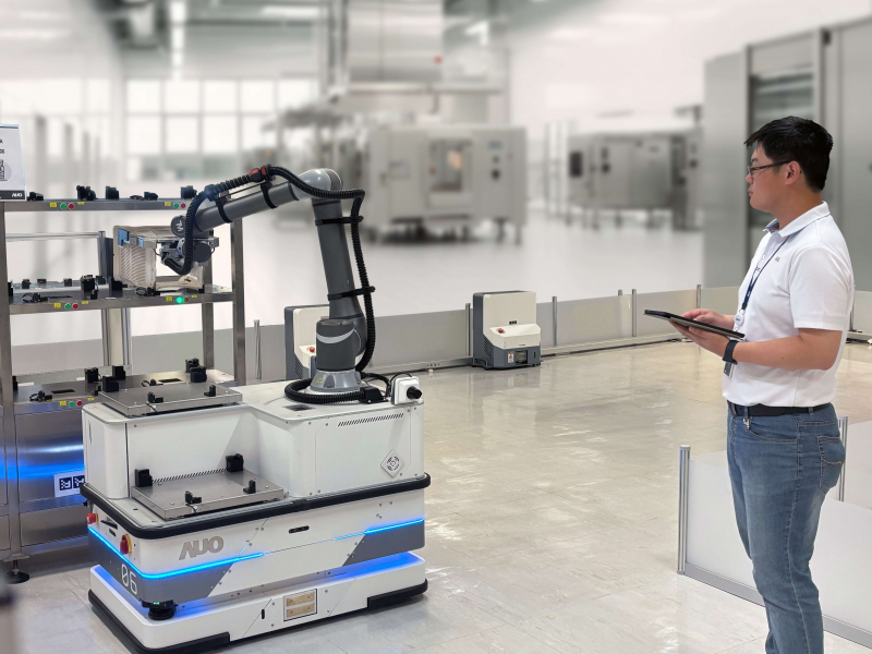 友達(dá)數(shù)位接軌AI落地應(yīng)用優(yōu)化製造流程，自主研發(fā)「智動(dòng)化解決搬運(yùn)系統(tǒng)」，透過(guò)全向式自主移動(dòng)機(jī)器人（AMR），攜手客戶降低生產(chǎn)維護(hù)成本並提高產(chǎn)線生產(chǎn)效率。