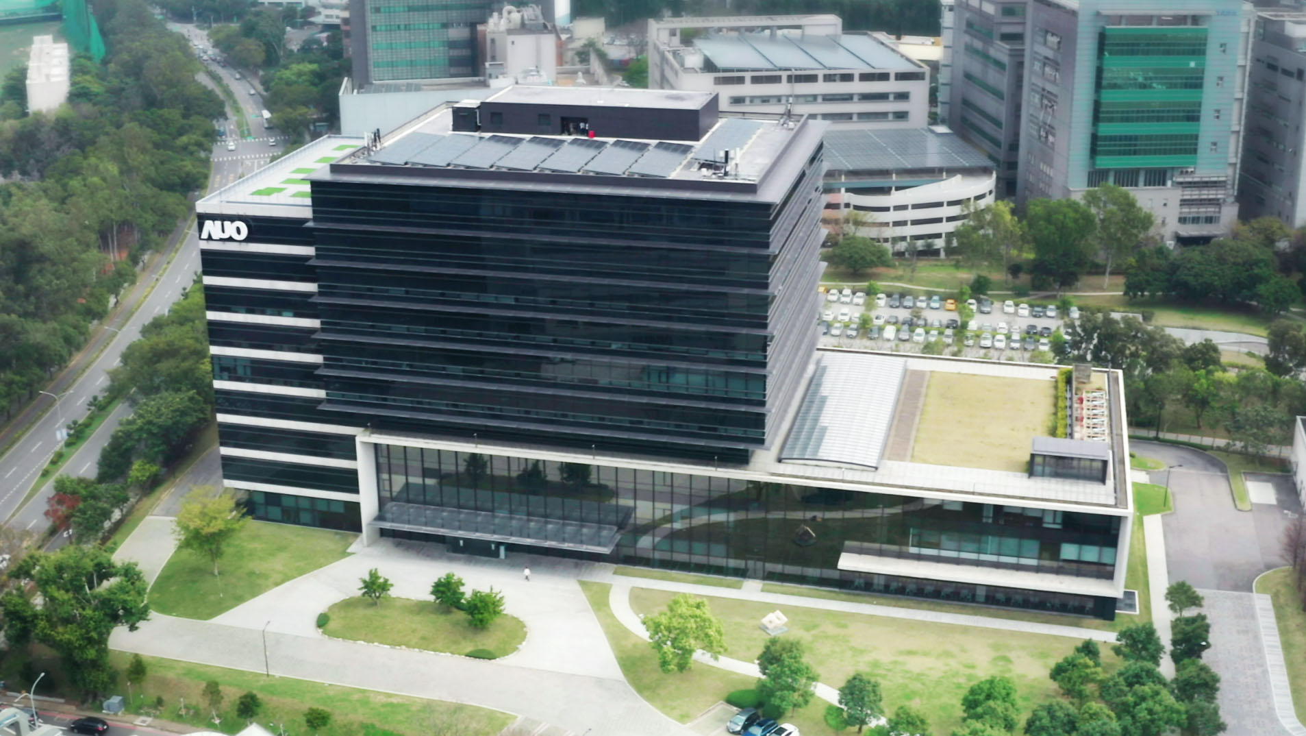 AUO actively practices sustainability and announced that its headquarters building, the AUO Global Research Center (GRC), has passed the ISO 14068-1:2023 carbon neutrality management verification. The Company has also pledged to achieve the same goal at all of its office locationsss in Taiwan by 2030.