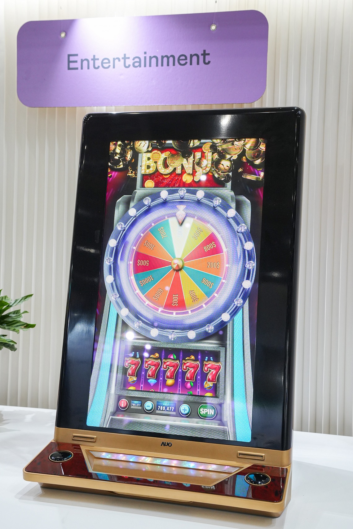 友達30吋真實立體效果顯示器，採用上層Micro LED和下層先進抗反光技術A.R.T.（Advanced Reflectionless Technology）LCD顯示技術整合，引領3D顯示技術革新浪潮