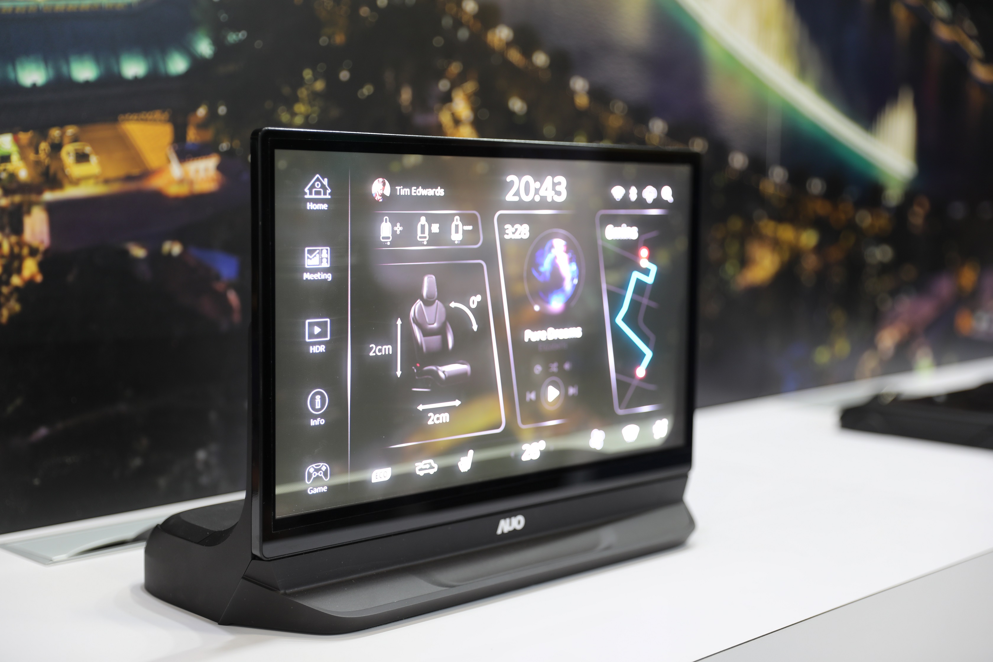 友達將Micro LED透明顯示技術整合黑切換技術的解決方案，釋放強大的技術自主開發(fā)能力，跨越室內(nèi)外應用界限，開創(chuàng)業(yè)界第一臺17.3吋快速黑切換透明觸控Micro LED顯示器