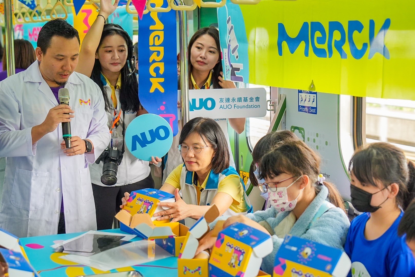 友達(dá)以光電 、再生能源、水資源三大核心  ，設(shè)計(jì)「再生能源和循環(huán)經(jīng)濟(jì)」多元永續(xù)教育主題 ，並攜手供應(yīng)鏈夥伴默克開發(fā)創(chuàng)意科學(xué)教材及實(shí)作體驗(yàn)  ，期讓永續(xù)素養(yǎng)透過科學(xué)探索向下扎根