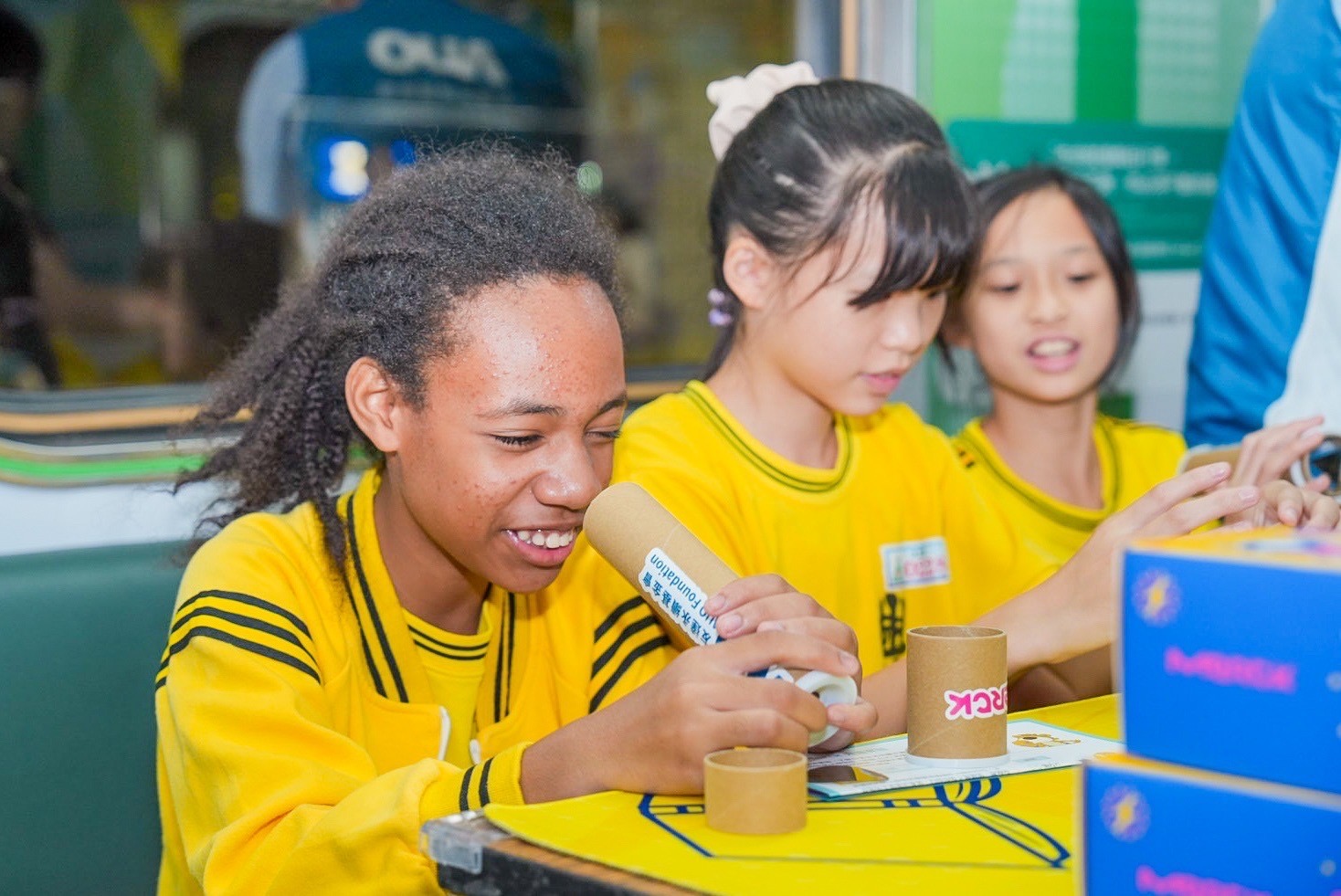 友達(dá)與默克分別回收不再使用的偏光片及液晶顯示模組，設(shè)計(jì)光電課程「玩轉(zhuǎn)光與闇」，讓學(xué)生們親手製作偏光萬(wàn)花筒與簡(jiǎn)易液晶顯示器 ，實(shí)踐循環(huán)再生的永續(xù)理念