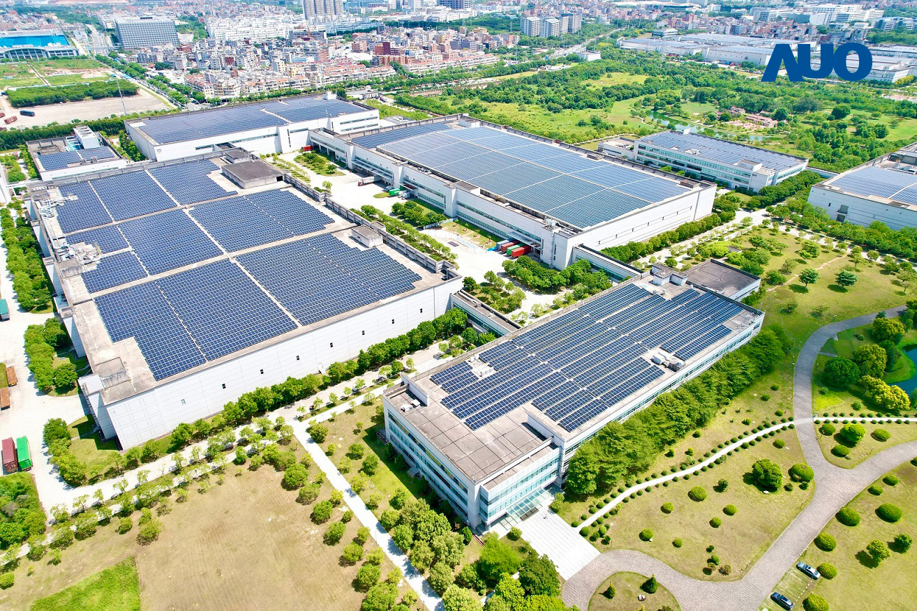 友達(dá)廈門推動智慧製造同時，透過綠電創(chuàng)能縱深推進(jìn)綠色轉(zhuǎn)型，廠區(qū)全屋頂鋪設(shè)太陽能板，每年太陽能發(fā)電 2,600多萬度