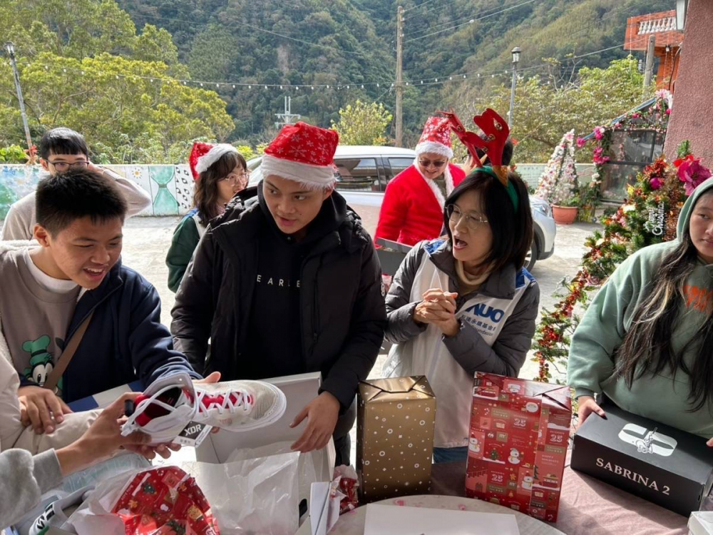 「圓夢計畫」由偏鄉(xiāng)兒少許下心願 ，友達員工認捐禮物   ，高階主管親帶隊將禮物一一送往偏鄉(xiāng)，為兒少圓夢