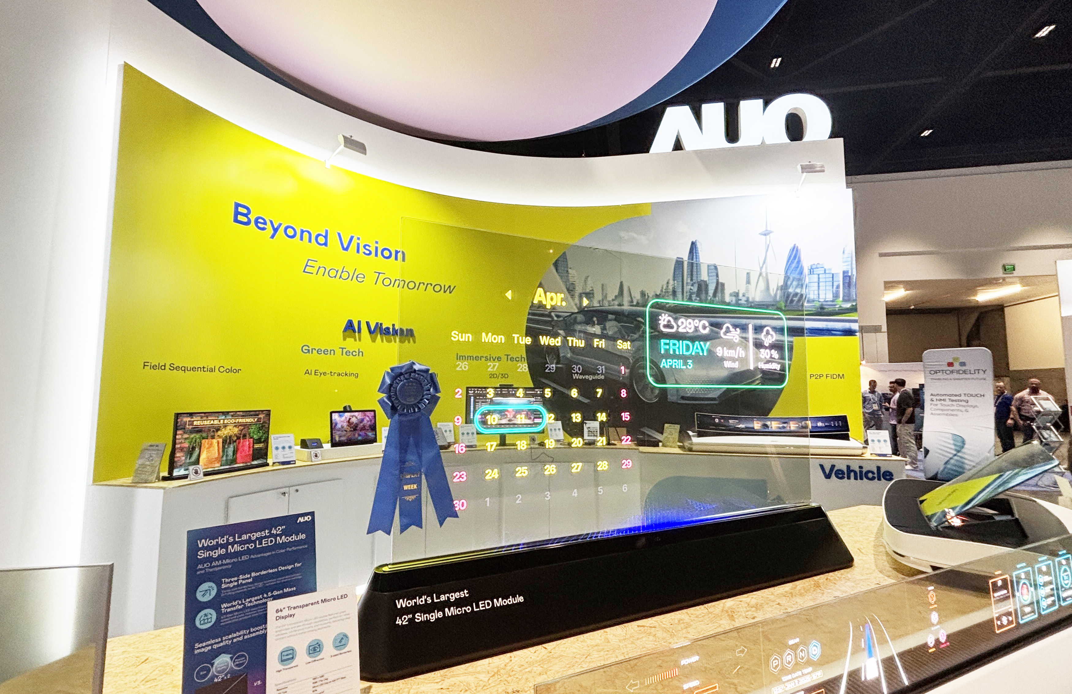 友達64吋透明Micro LED顯示器獲「最佳Micro LED技術(shù)應用獎」，其絕妙的透明穿透特性，同時具備1,000 nits的高亮度表現(xiàn)   ，並透過精細的無縫拼接延伸 ，可依需求靈活應用於多元場域 ，展現(xiàn)出Micro LED顯示技術(shù)劃時空的無限潛力