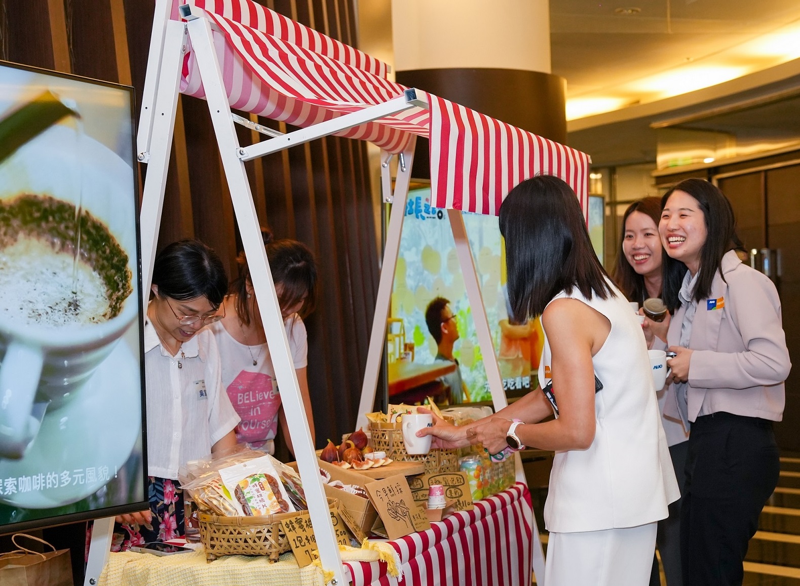 友達(dá)CSR共榮大會(huì)首度邀請(qǐng)新竹在地社會(huì)創(chuàng)生品牌「鴻梅文創(chuàng)」及「大山北月」，展示在地飲食與工藝，體現(xiàn)友達(dá)對(duì)在地社區(qū)共融的長(zhǎng)期投入