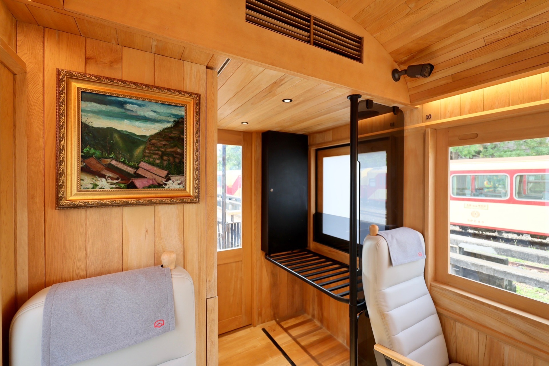 福森號每節(jié)車廂均配置「友達(dá)光電FindARTs擬真藝屏」